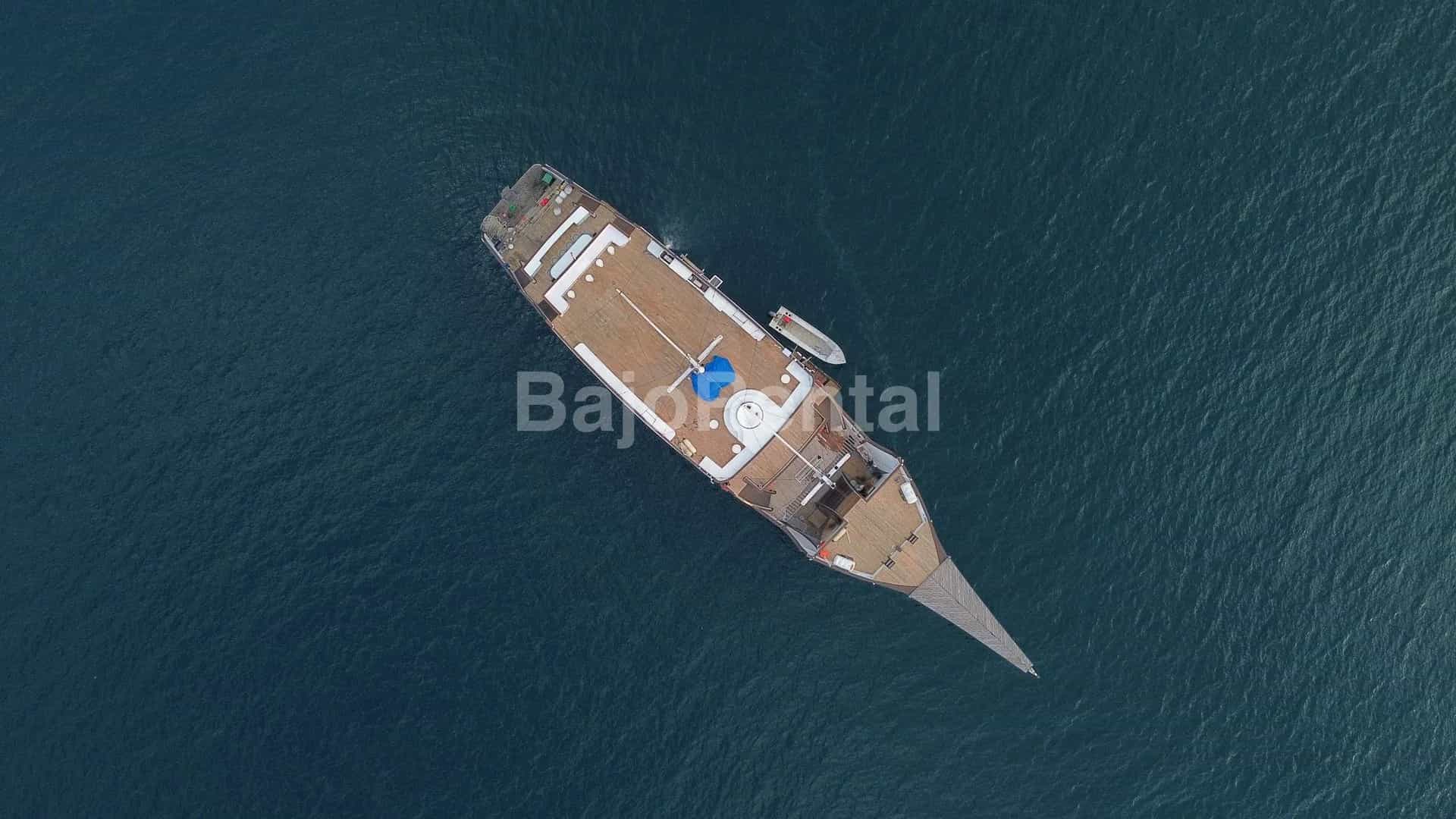 Lasha phinisi side view