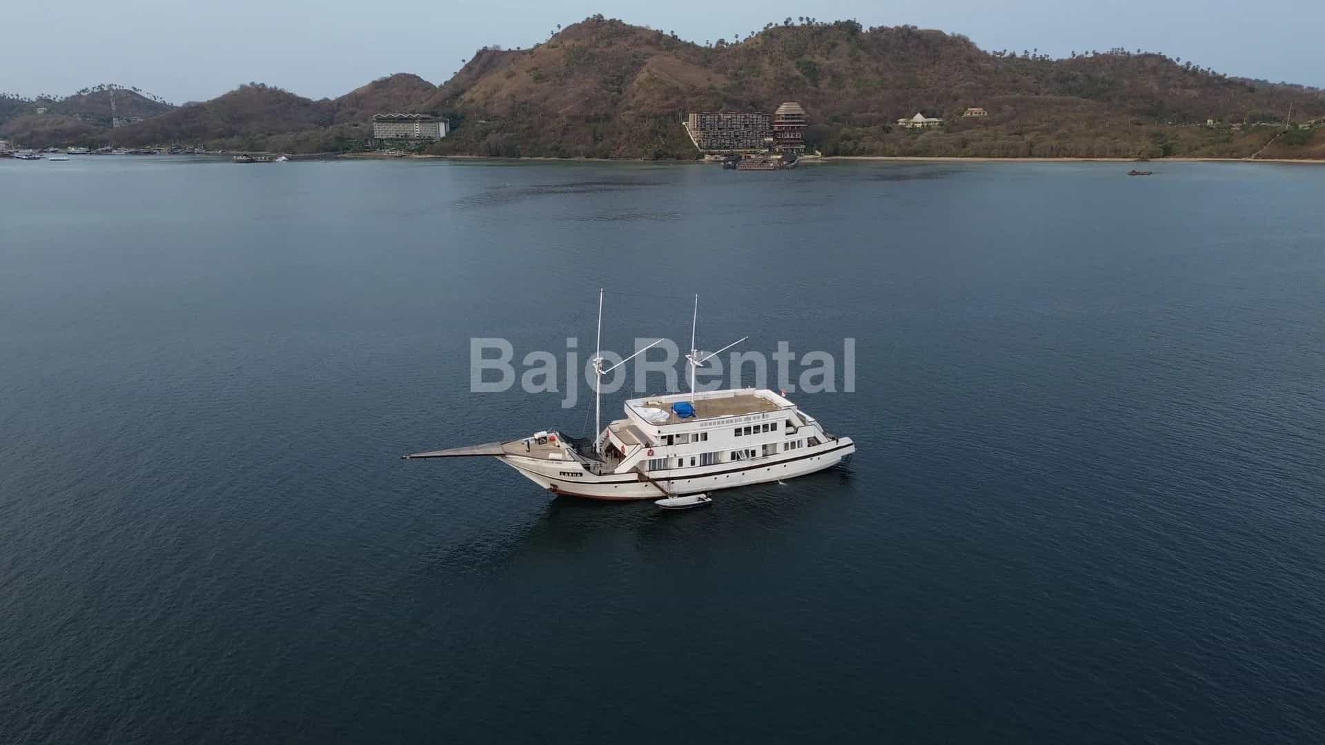 Lasha phinisi in Komodo waters