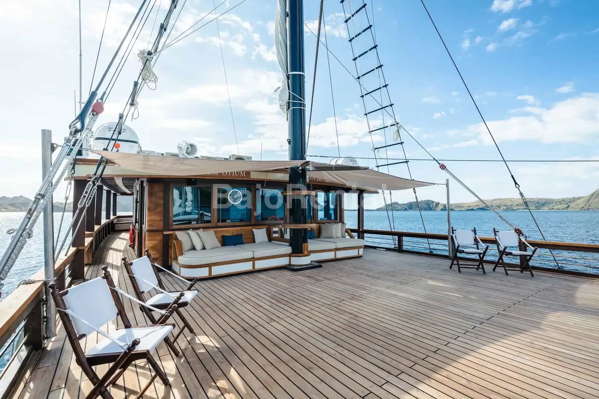 Samara Otium deck day club area