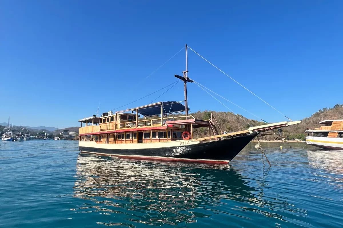 Deluxe wooden liveaboard off Labuan Bajo